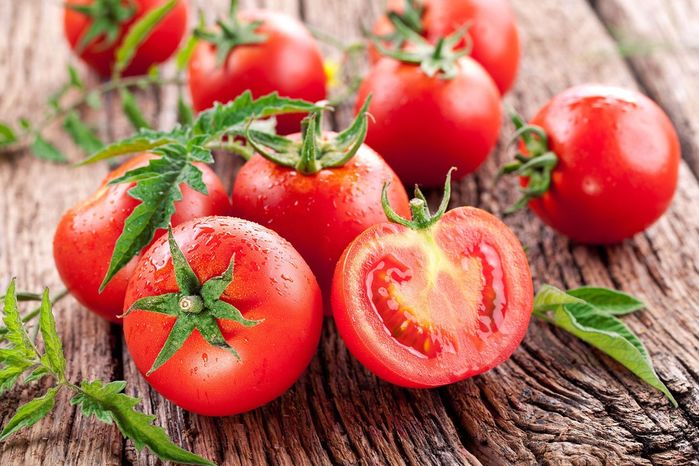 Cách trí mụn lưng bằng chanh và cà chua