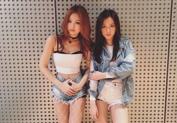 Fan đào lại khoảnh khắc Jennie hất tay người chị Jisoo trong concert
