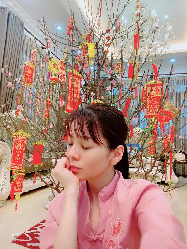 Dao kéo nhẹ phần mũi, nhan sắc của Lệ Quyên ngày càng lên hương