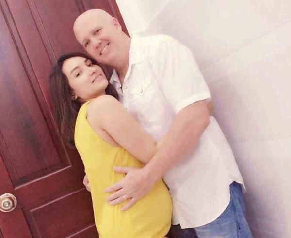 Thấy vợ Việt đẻ con quá xinh, chồng Tây đòi thuê ngay vệ sĩ