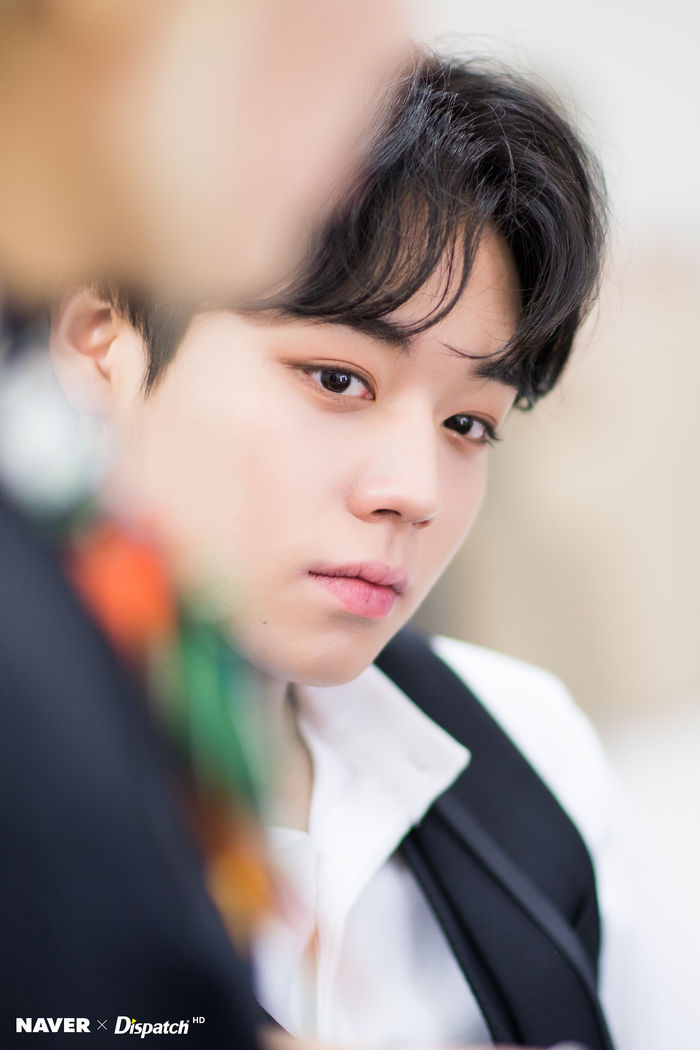 9 nam idol Kpop sở hữu bờ mi đen - dài - cong đầy mê hoặc