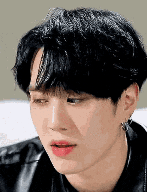 9 nam idol Kpop sở hữu bờ mi đen - dài - cong đầy mê hoặc