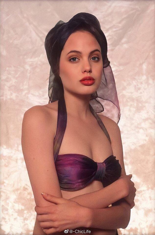 Ảnh cũ chứng minh Angelina Jolie xứng danh báu vật nhan sắc Hollywood