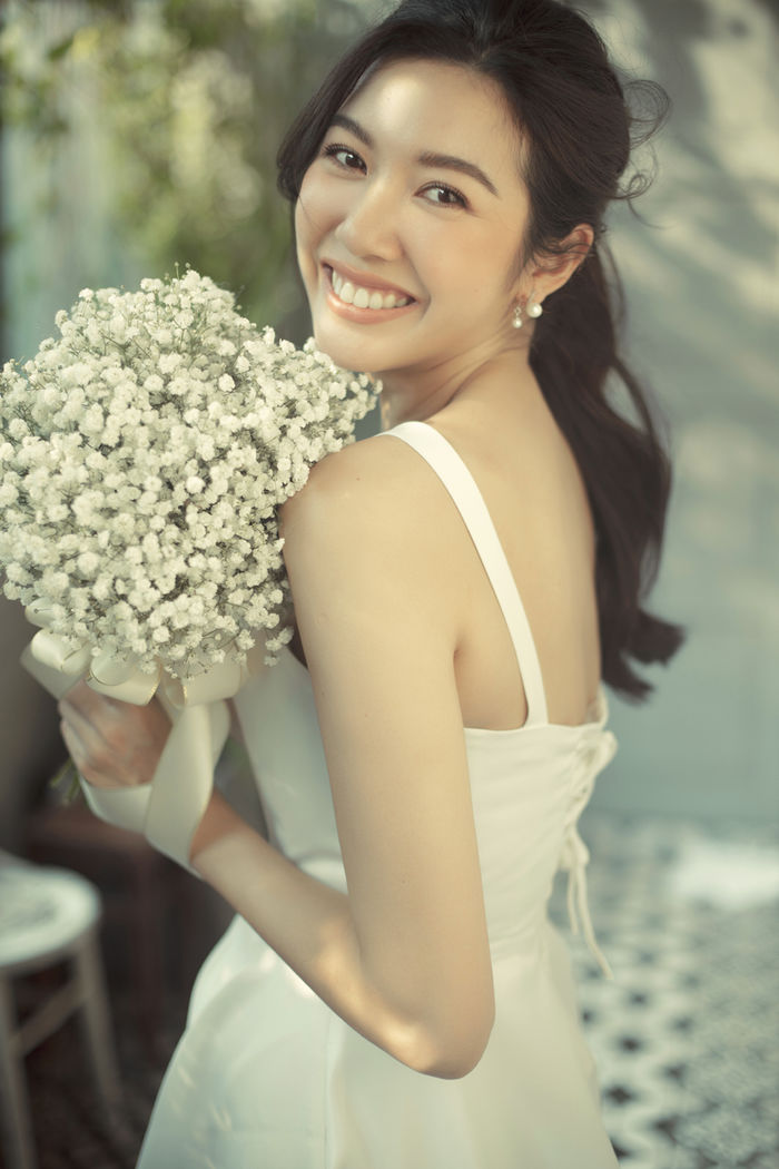 Sao Việt đọ váy cô dâu: Á hậu Thúy Vân ngọt ngào, Hà Hồ như công chúa