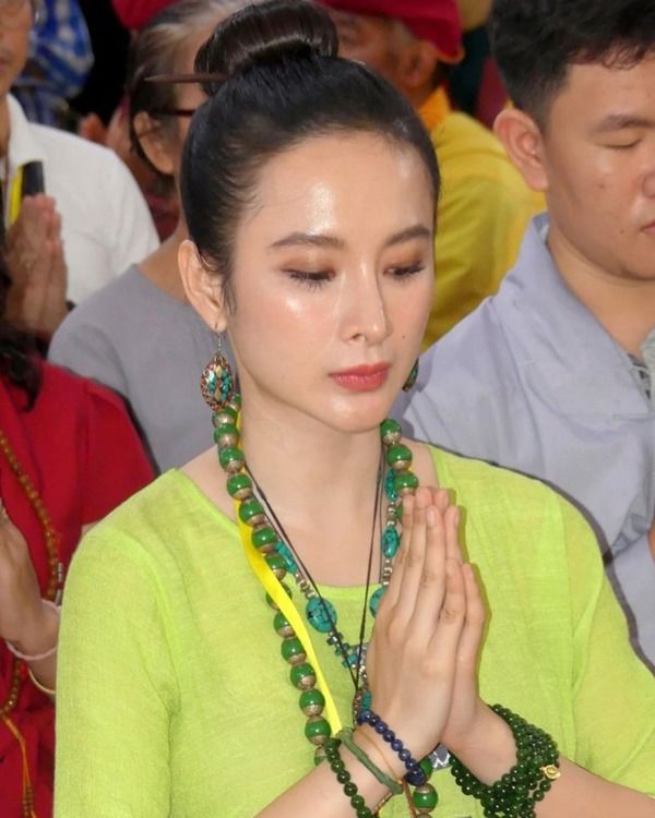 Ăn chay niệm Phật, Angela Phương Trinh make up nhẹ mà vẫn xinh đáo để