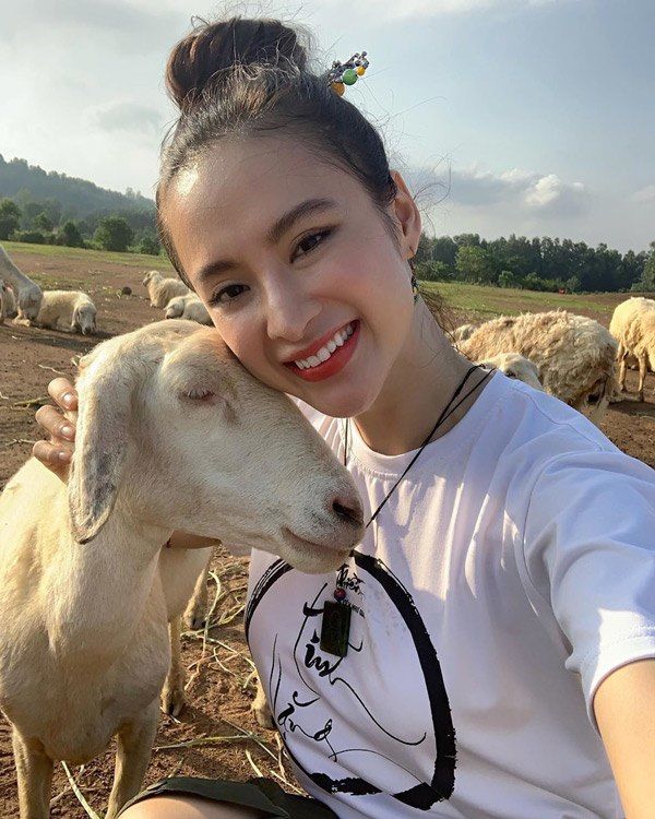 Ăn chay niệm Phật, Angela Phương Trinh make up nhẹ mà vẫn xinh đáo để