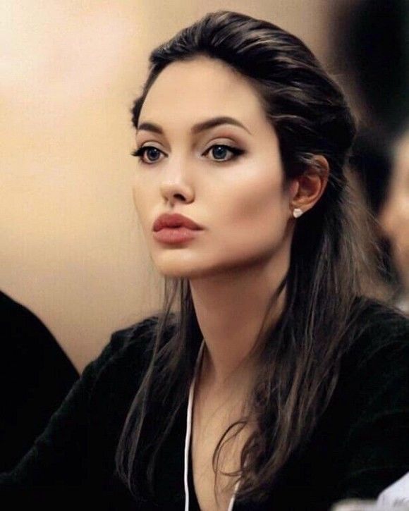 Ảnh cũ chứng minh Angelina Jolie xứng danh báu vật nhan sắc Hollywood