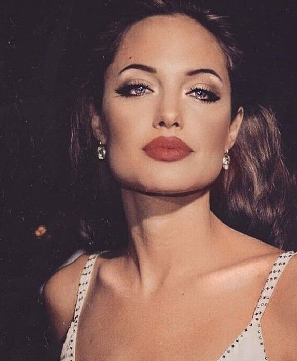 Ảnh cũ chứng minh Angelina Jolie xứng danh báu vật nhan sắc Hollywood