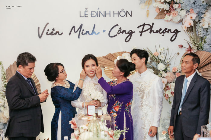 Bóc giá vòng tay và nhẫn trong lễ đính hôn Công Phượng - Viên Minh