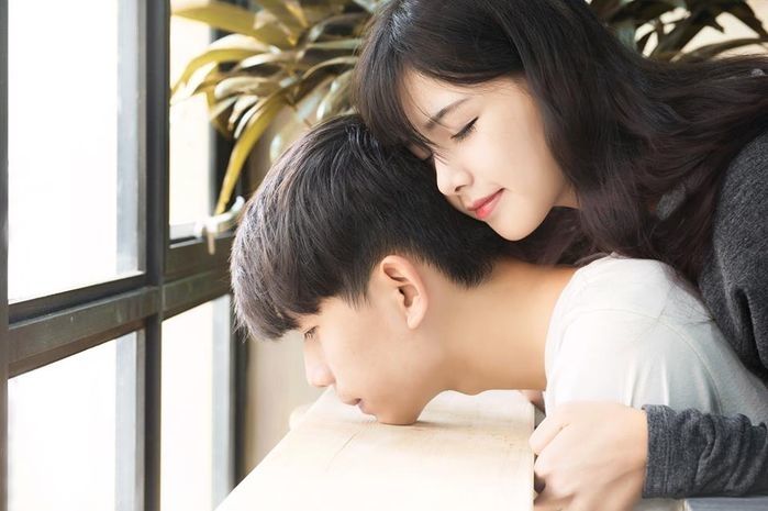 Đọc vị chàng trai trót phải lòng bạn: Liếm môi, cử động tay chân