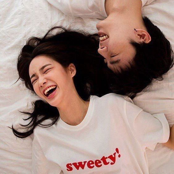 Đọc vị chàng trai trót phải lòng bạn: Liếm môi, cử động tay chân