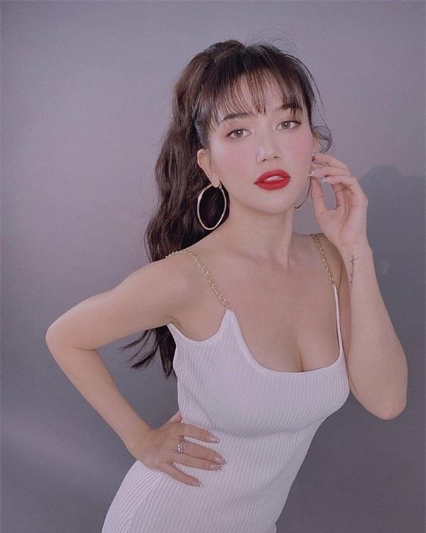 Cao 1m55, Sĩ Thanh vẫn sexy bất chấp nhờ body tỷ lệ vàng, ăn mặc có gu