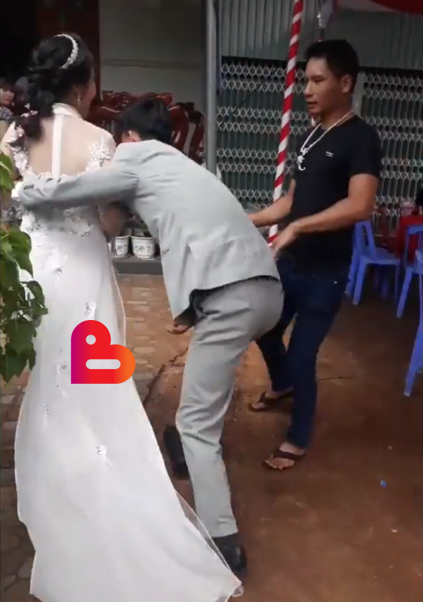 Cô dâu có bầu bị bắt đi cửa sau, chú rể lách luật bế vợ đi cửa chính