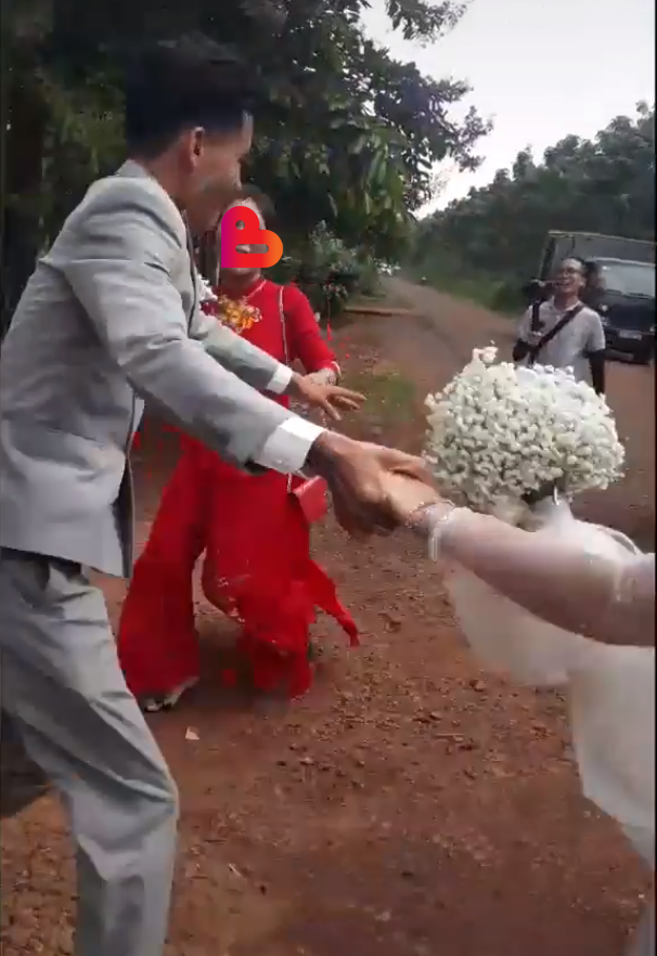Cô dâu có bầu bị bắt đi cửa sau, chú rể lách luật bế vợ đi cửa chính
