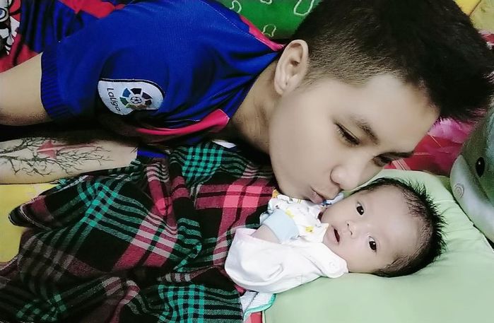 Con gái xinh như thiên thần của người đàn ông đầu tiên sinh con