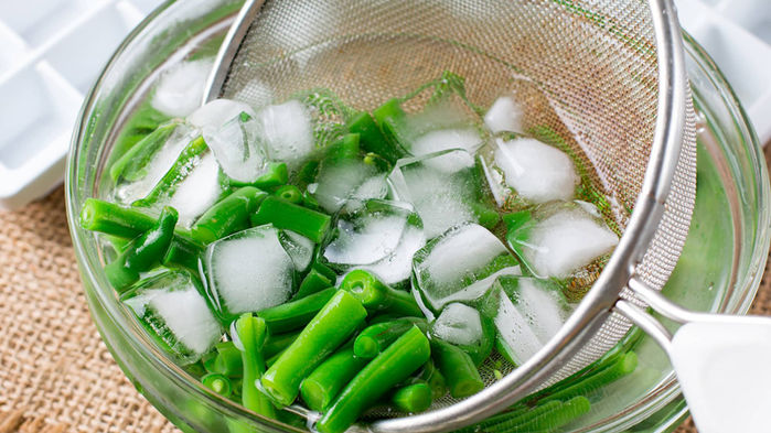 Kinh nghiệm hay: Đá lạnh giúp salad giòn ngọt, cơm bớt khô và sống 
