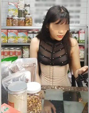 Dân tình cười ngất với cô gái bị cả chợ nhìn vì tưởng... thả rông