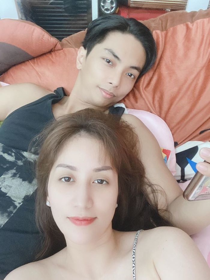 Đăng ảnh khóa môi chồng trẻ, Khánh Thi: Cấm động vào chồng chị