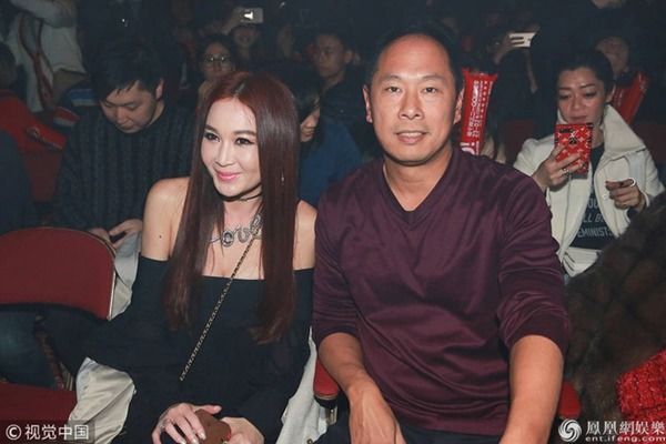 Đát kỷ Ôn Bích Hà 54 tuổi vẫn cưa sừng làm nghé với váy công chúa