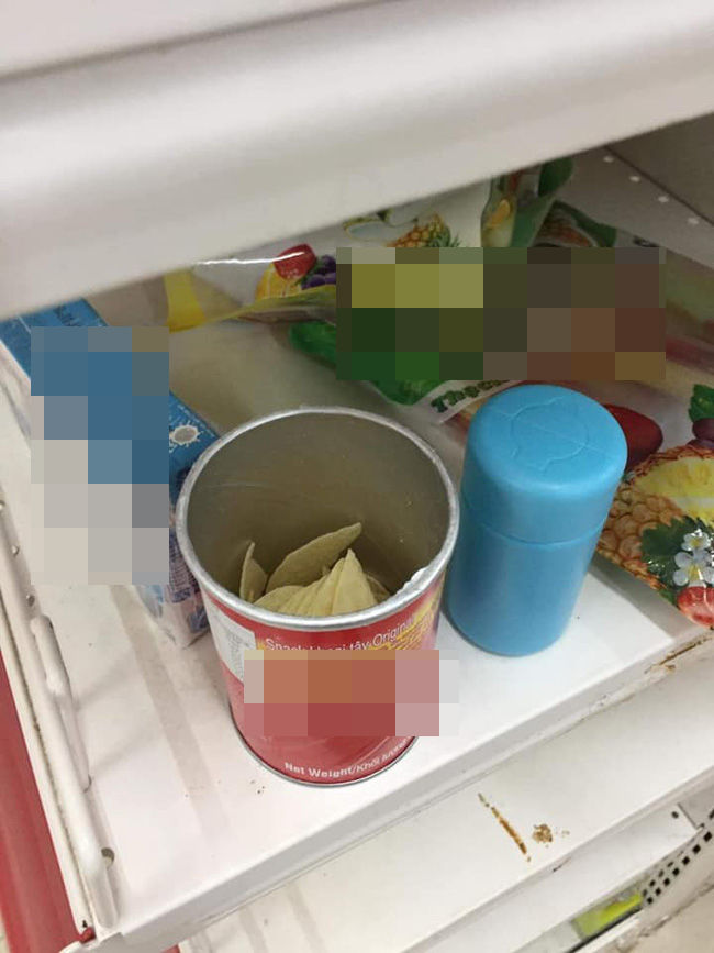 Người phụ nữ bóc hộp mận đóng sẵn, lựa chán chê còn lại vứt chỏng chơ