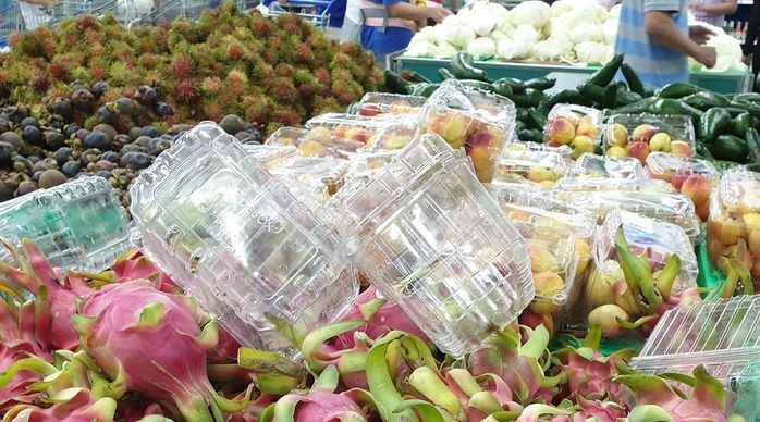 Người phụ nữ bóc hộp mận đóng sẵn, lựa chán chê còn lại vứt chỏng chơ