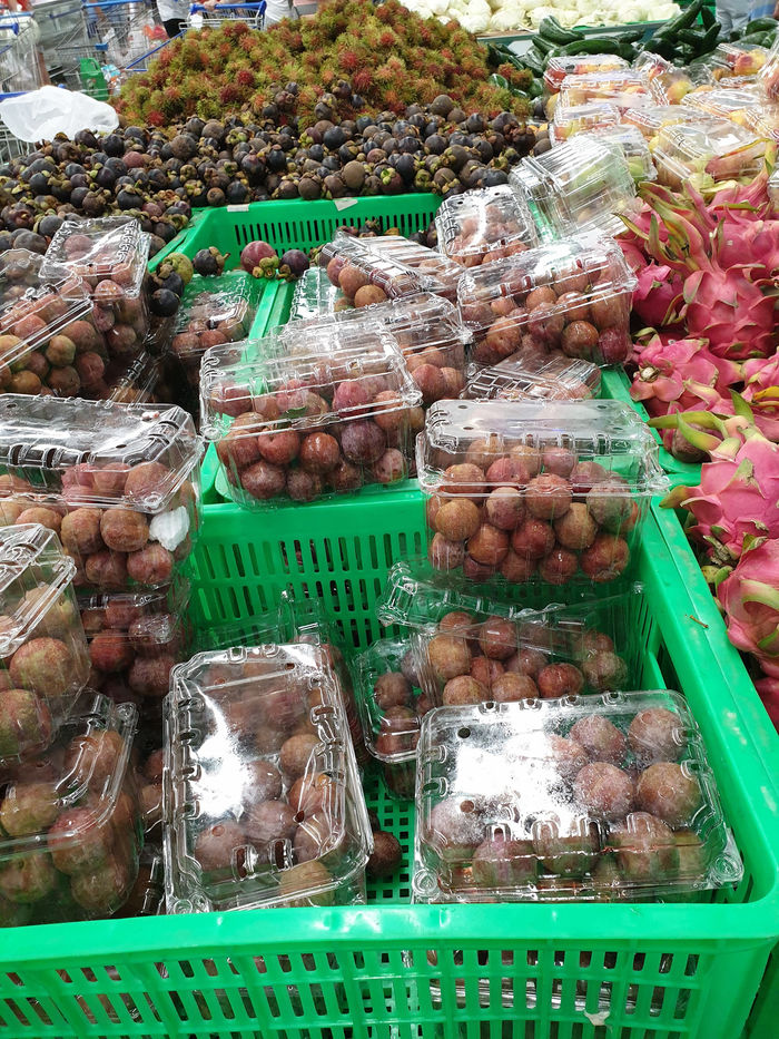 Người phụ nữ bóc hộp mận đóng sẵn, lựa chán chê còn lại vứt chỏng chơ