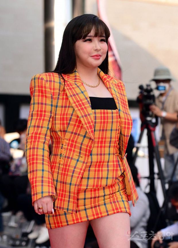 Đi sự kiện, Park Bom bị stylist dìm tơi tả với trang phục khó ngấm