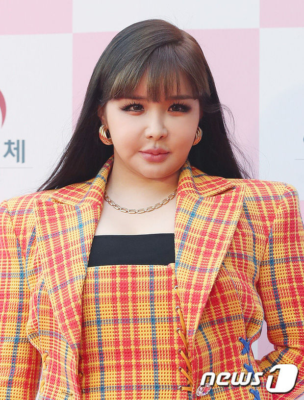 Đi sự kiện, Park Bom bị stylist dìm tơi tả với trang phục khó ngấm