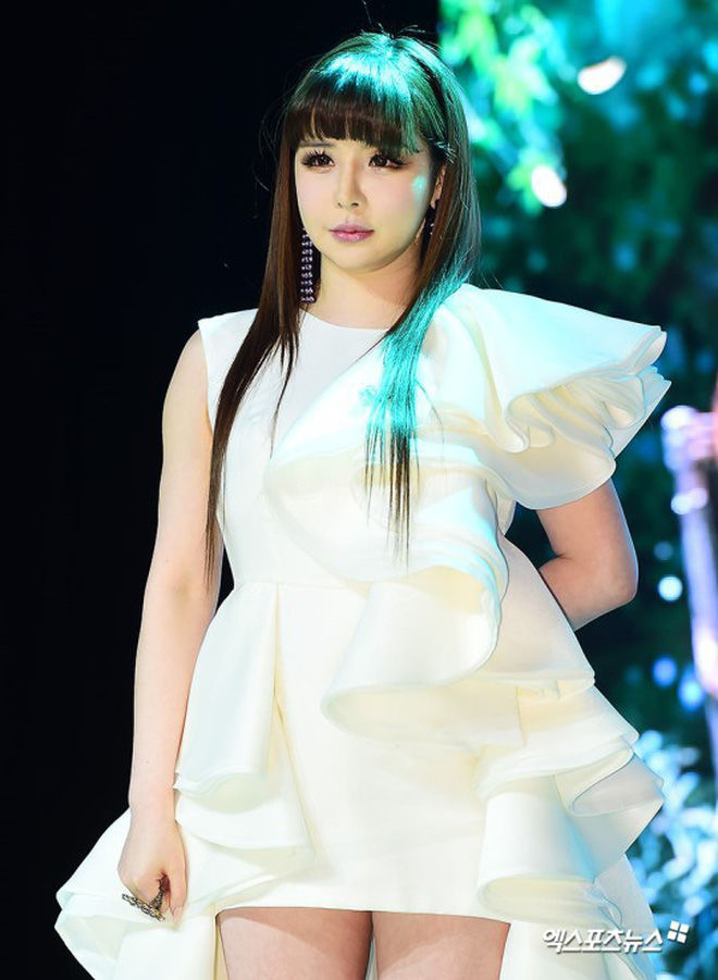 Đi sự kiện, Park Bom bị stylist dìm tơi tả với trang phục khó ngấm