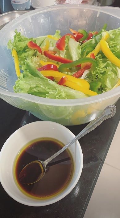 Diễm My 9X siết eo bé tí, da mịn đẹp nhờ: Ăn salad, sữa hạnh nhân