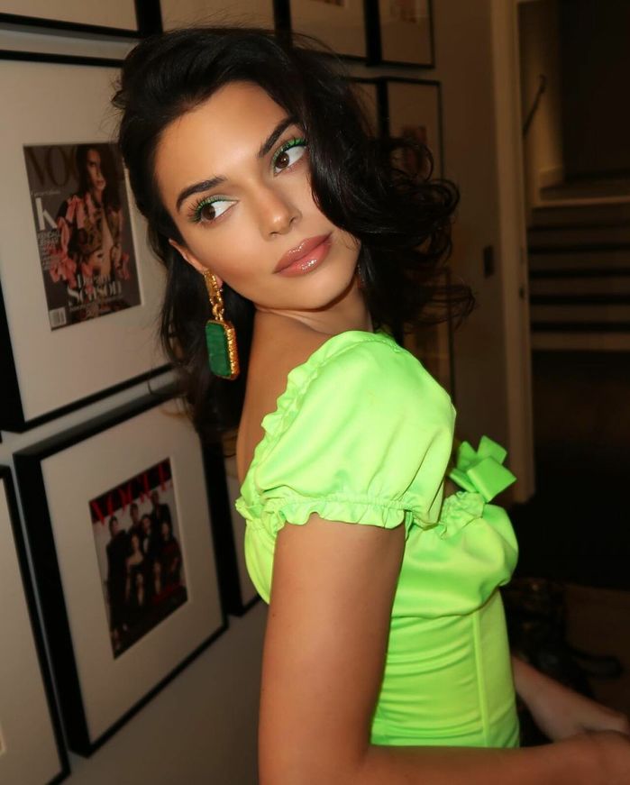 Diện đồ xanh neon: Chị em nhà Kardashian quyến rũ, H’hen Niê cá tính