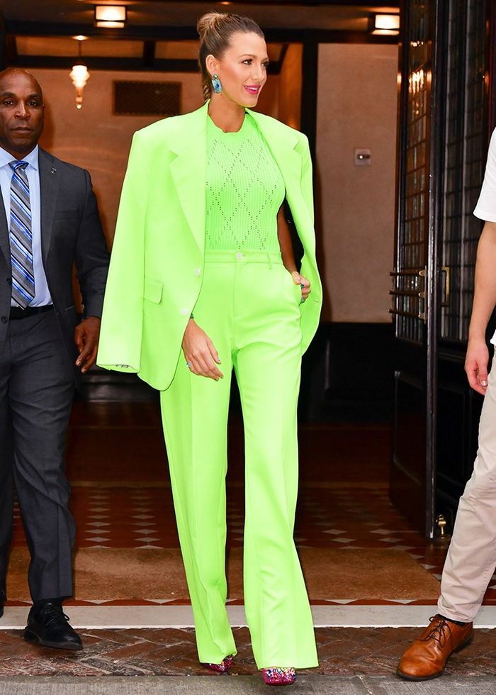 Diện đồ xanh neon: Chị em nhà Kardashian quyến rũ, H’hen Niê cá tính