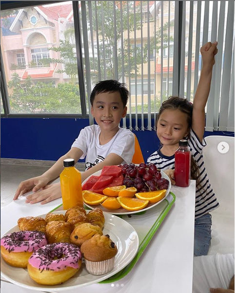 Đinh Ngọc Diệp khoe bụng bầu ở tháng thứ 8, Hari Won tình tứ bên chồng