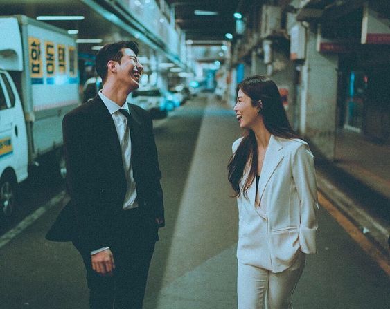 Đọc vị chàng trai trót phải lòng bạn: Liếm môi, cử động tay chân