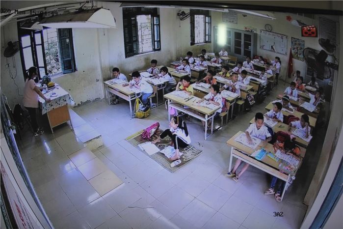 Khiếm khuyết hai cánh tay, cô bé người Sán Dìu dùng chân viết chữ
