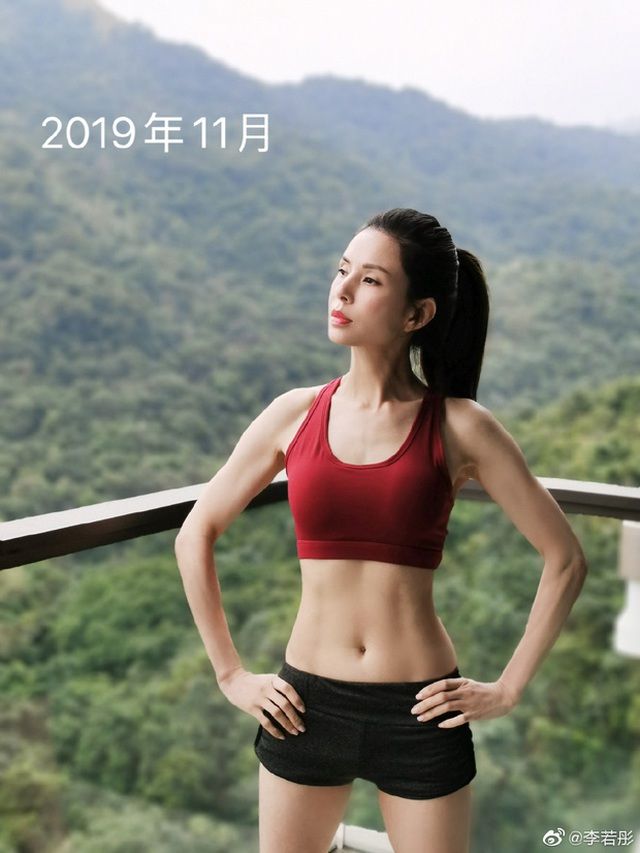 Tiểu Long Nữ Lý Nhược Đồng lại gây choáng với body cơ bắp cuồn cuộn