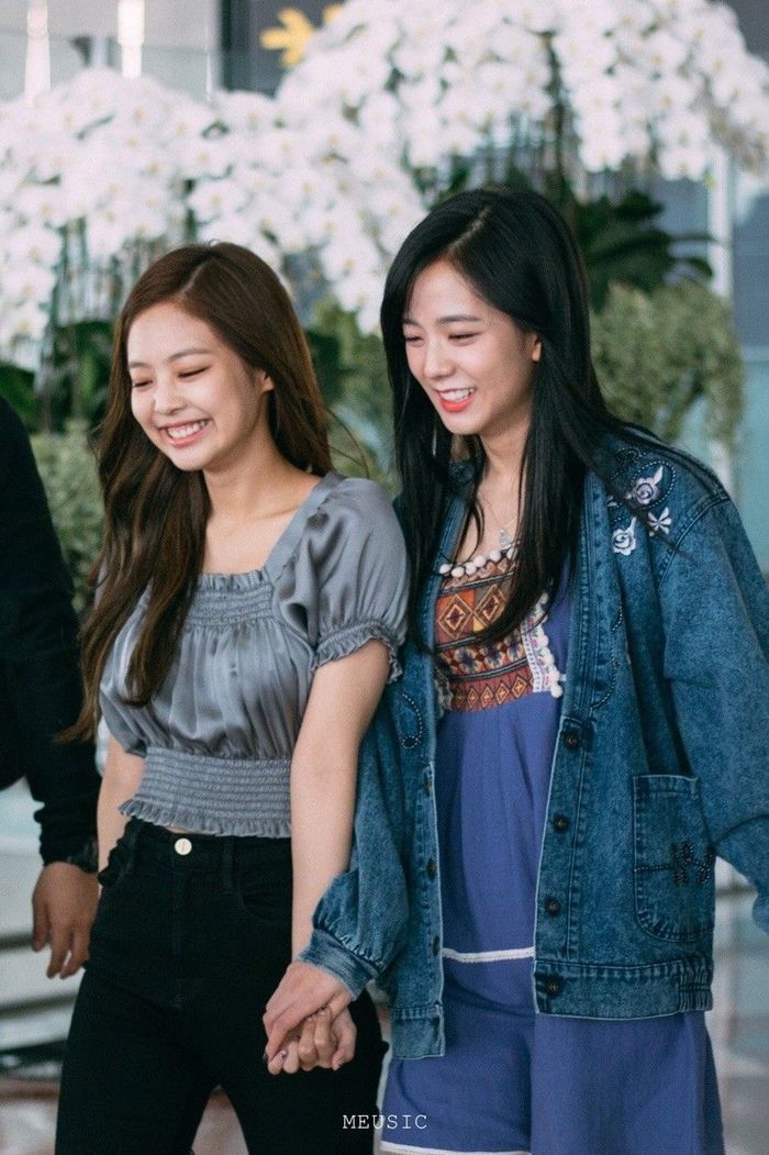 Fan đào lại khoảnh khắc Jennie hất tay người chị Jisoo trong concert