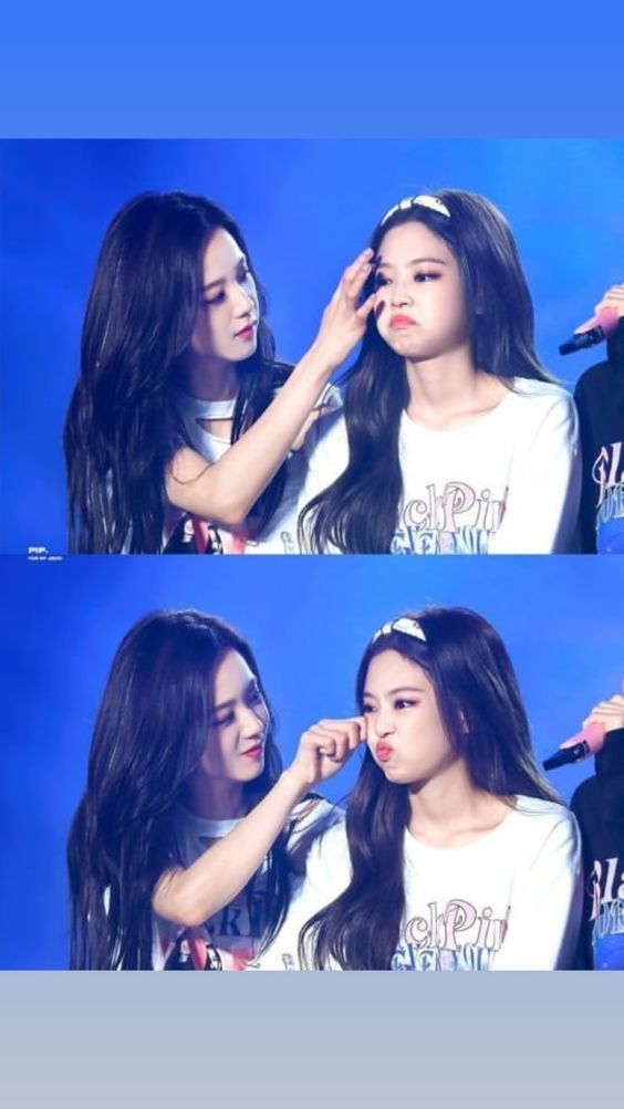 Fan đào lại khoảnh khắc Jennie hất tay người chị Jisoo trong concert