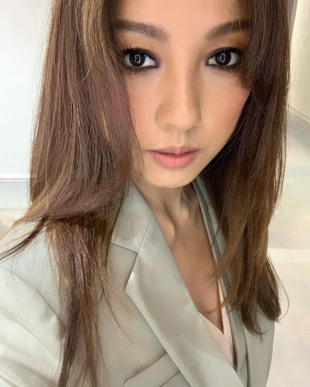 Lầy lội như Lee Hyori: Khoe ảnh make-up lung linh rồi tự bóc mặt mộc