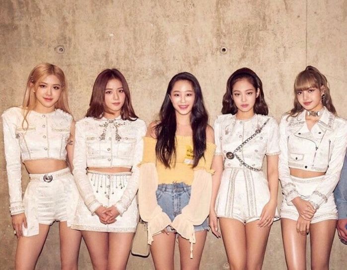 Con tài phiệt Hàn Quốc khiến fan ghen tỵ khi thân thiết hết cả Kpop