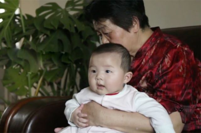 Cụ bà có bầu sinh con ở tuổi 70, đến khi mổ đẻ bác sĩ mới kinh ngạc
