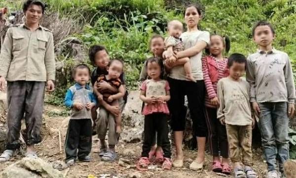 Gia đình nghèo sinh liên tục 10 đứa con, sống dựa vào lương thợ xây