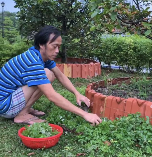 Giàu nứt đố đổ vách Trường Giang, Hoài Linh vẫn quen lối sống giản dị