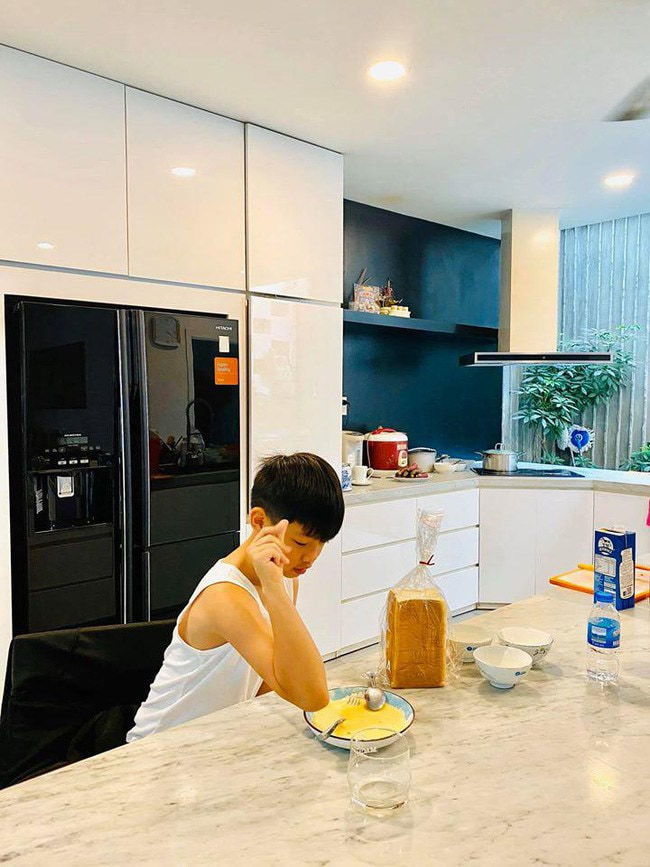 Giữa tin mang song thai, Hà Hồ đặc biệt dành tình cảm cho quý tử Subeo