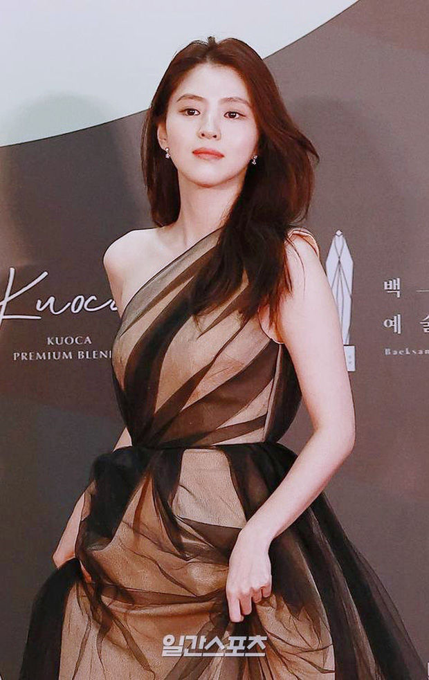 Han So Hee chặt đẹp Suzy với lần đầu đọ sắc trên thảm đỏ