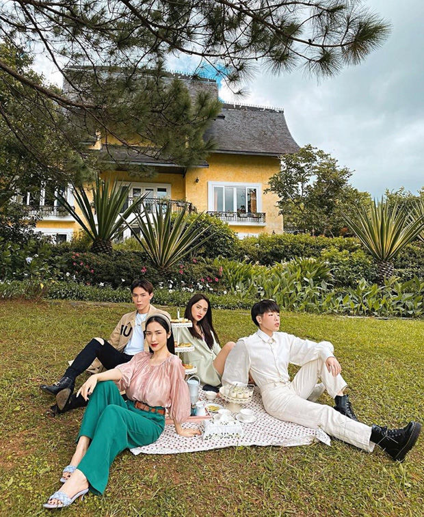 Hoa dâm bụt kết nạp Hương Giang, trò lầy lội chỉ tăng chứ không giảm