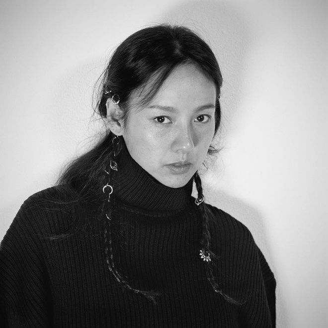 Lầy lội như Lee Hyori: Khoe ảnh make-up lung linh rồi tự bóc mặt mộc
