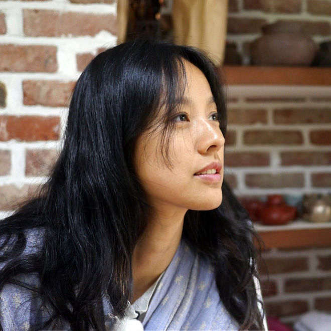 Lầy lội như Lee Hyori: Khoe ảnh make-up lung linh rồi tự bóc mặt mộc