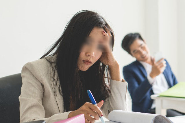 Bạn trai từ chối yêu công khai vì sợ... đồng nghiệp nữ mất lòng