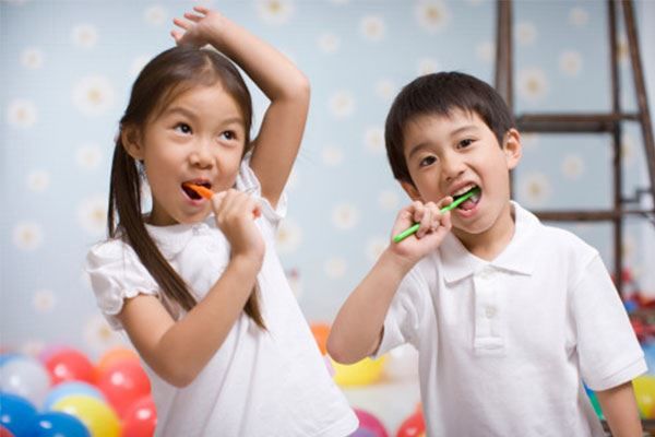 Nhà tâm lý học Reznick: 3 lý do không nên hôn môi trẻ